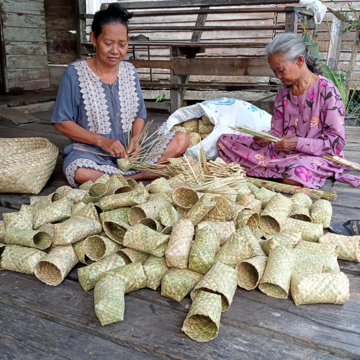 Purun craftsman by Aderama